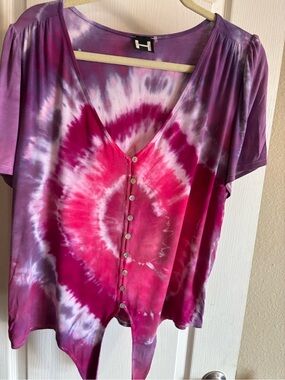 Short-Sleeved Tie-Dye Button-Front Top w/ a Knot Tie Hem in Size XL in EUC